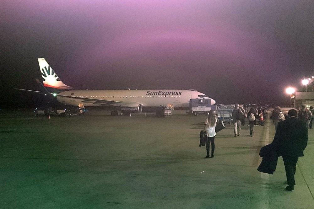 Gegen 00.00 Uhr landet das Flugzeug wieder in Antalya.