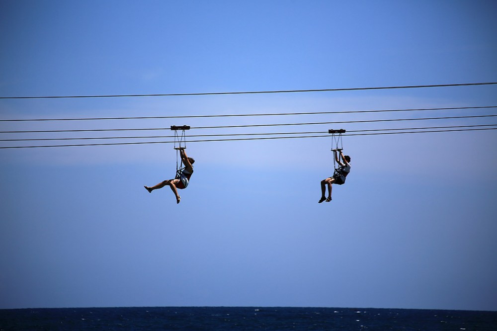 Schussfahrt am Seil.