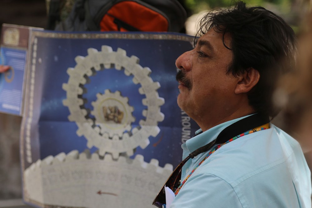 Der Reiseleiter erklärt den Maya-Kalender.