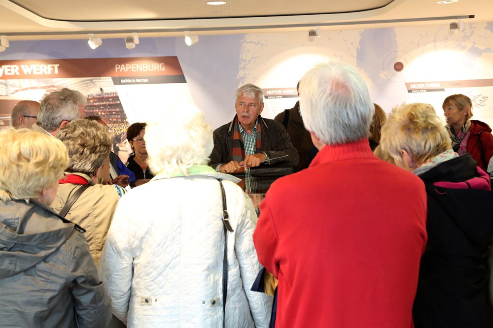 Gespannt lauschen die Besucher der sachkundigen Führung (Foto: WuKomm).
