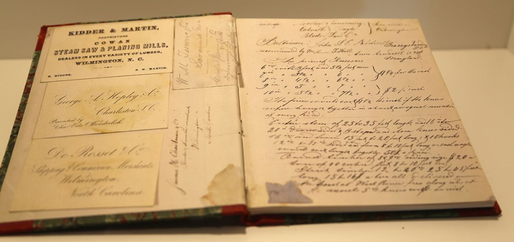 Historische Dokumente aus der Unternehmensgeschichte der Meyer Werft. (Foto: WuKomm)