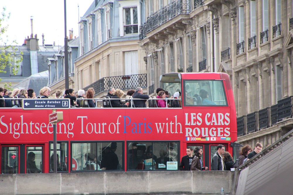 Die roten Busse prägen das Stadtbild von Paris und liefern einen guten ersten Einblick.