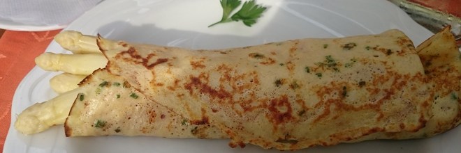 Saisonale Spezialität: Spargel in einer Pfannkuchen-Schinken-Rolle. (Foto: WuKomm)