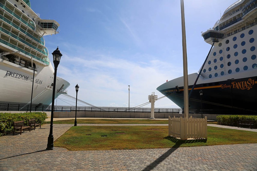 Große Kreuzfahrtschiffe prägen das Bild im Hafen von Jamaika. (Foto: wukomm)