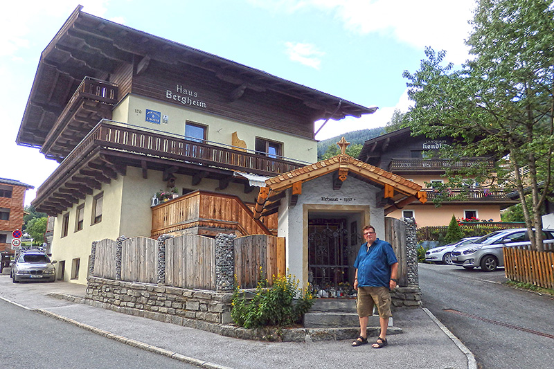 1973 ins Jetzt zurückgeholt. Heute stehe ich an der Stelle, an der ich damals meine Eltern fotografierte.