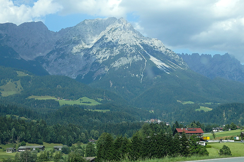 Vorbei am Wilden Kaiser führt der Weg durch die Vergangenheit.